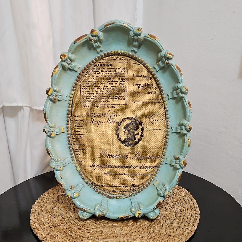 Vintage-Style Oval Frame